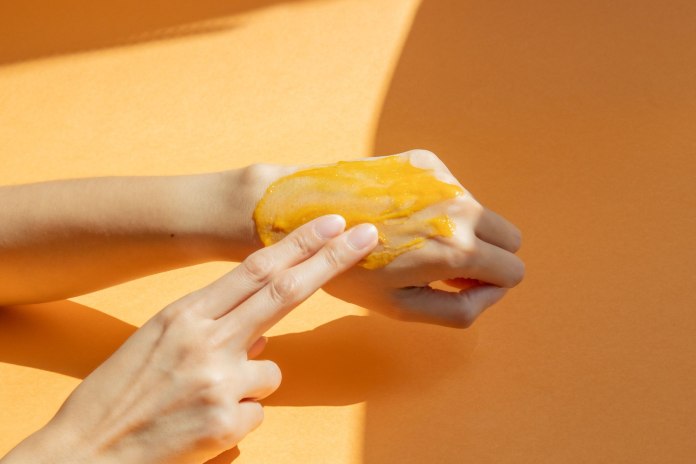 FAU Shiny Pumpkin Peel – tekstura na skórze